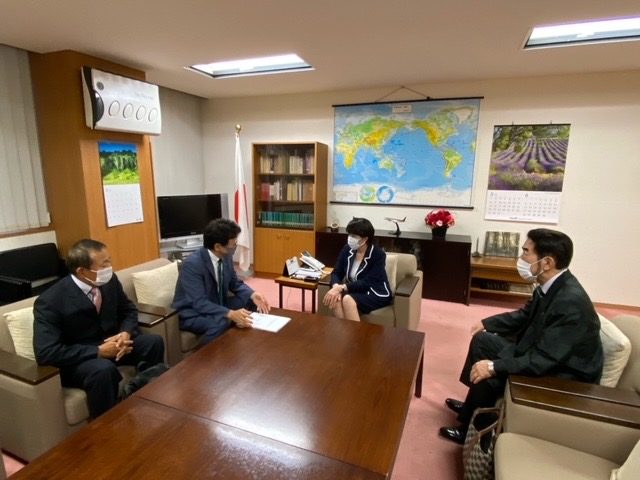 民間法制審議会家族部会の中間試案提出の様子